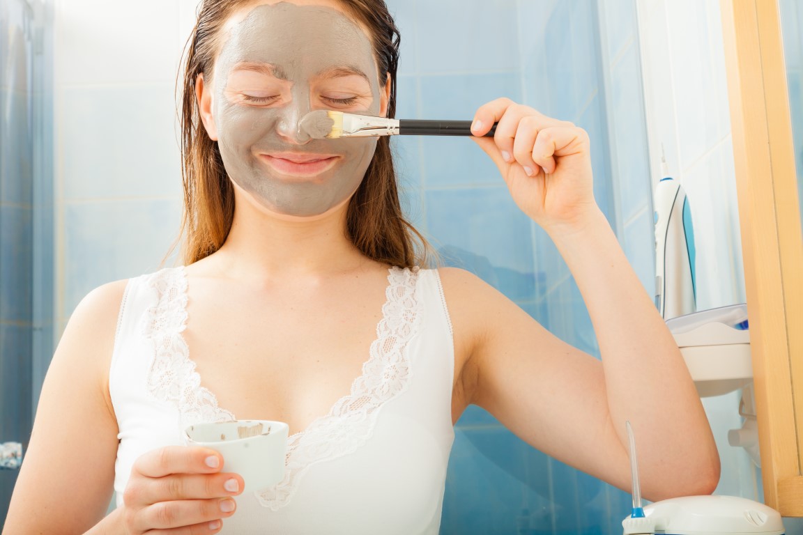 Rimedi naturali contro la pelle grassa e impura: la maschera all'argilla verde