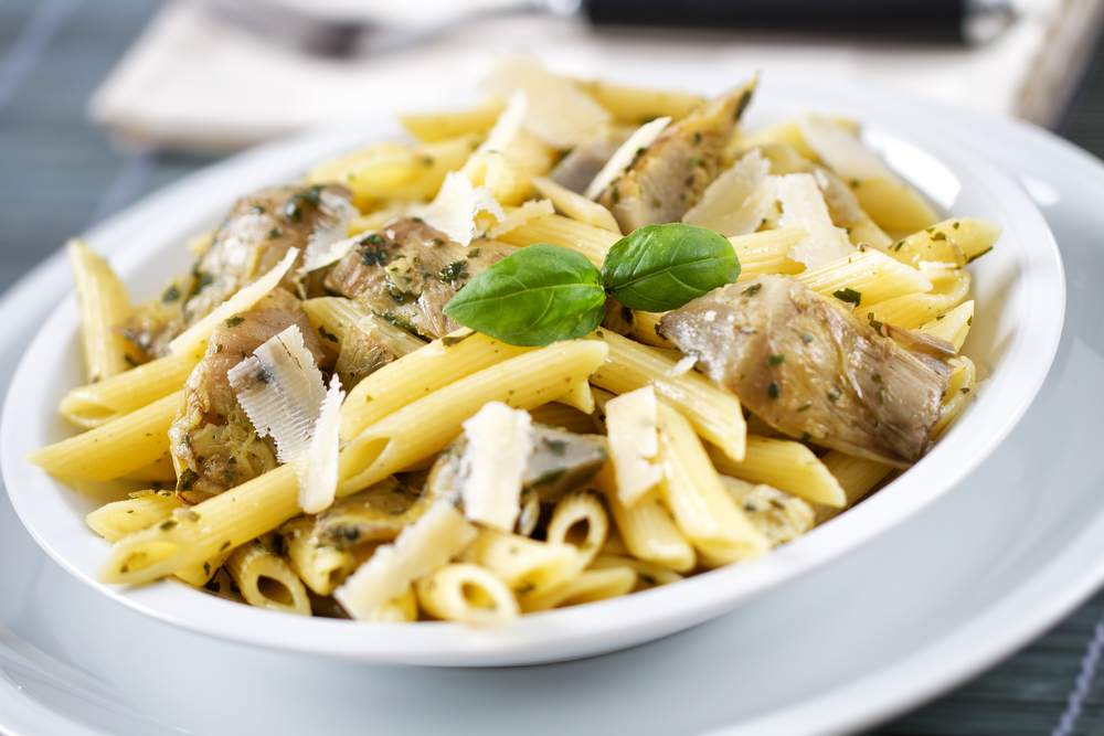 Pasta e carciofi, la ricetta gustosa con provola e mollica di pane