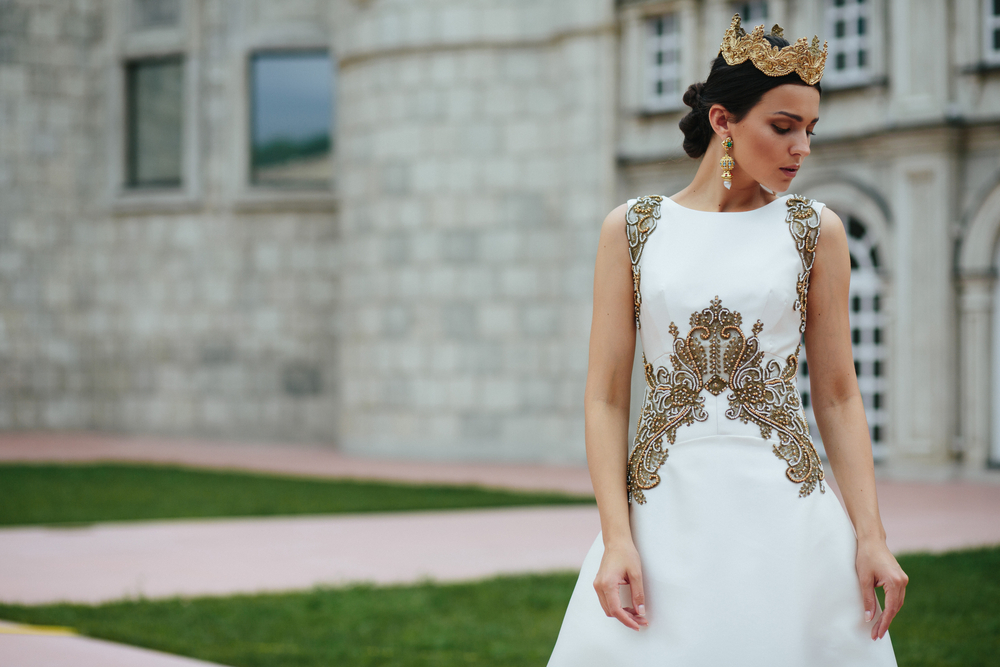 abiti-sposa-colorati-oro.jpg