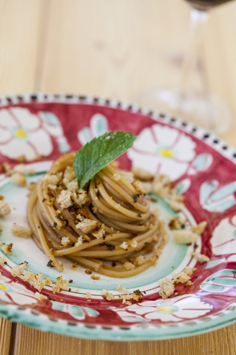 44._Spaghetti_agrodolce_alla_cipolla_rossa_di_Tropea_con_briciole_di_pane_profumato_-_67_0.jpg
