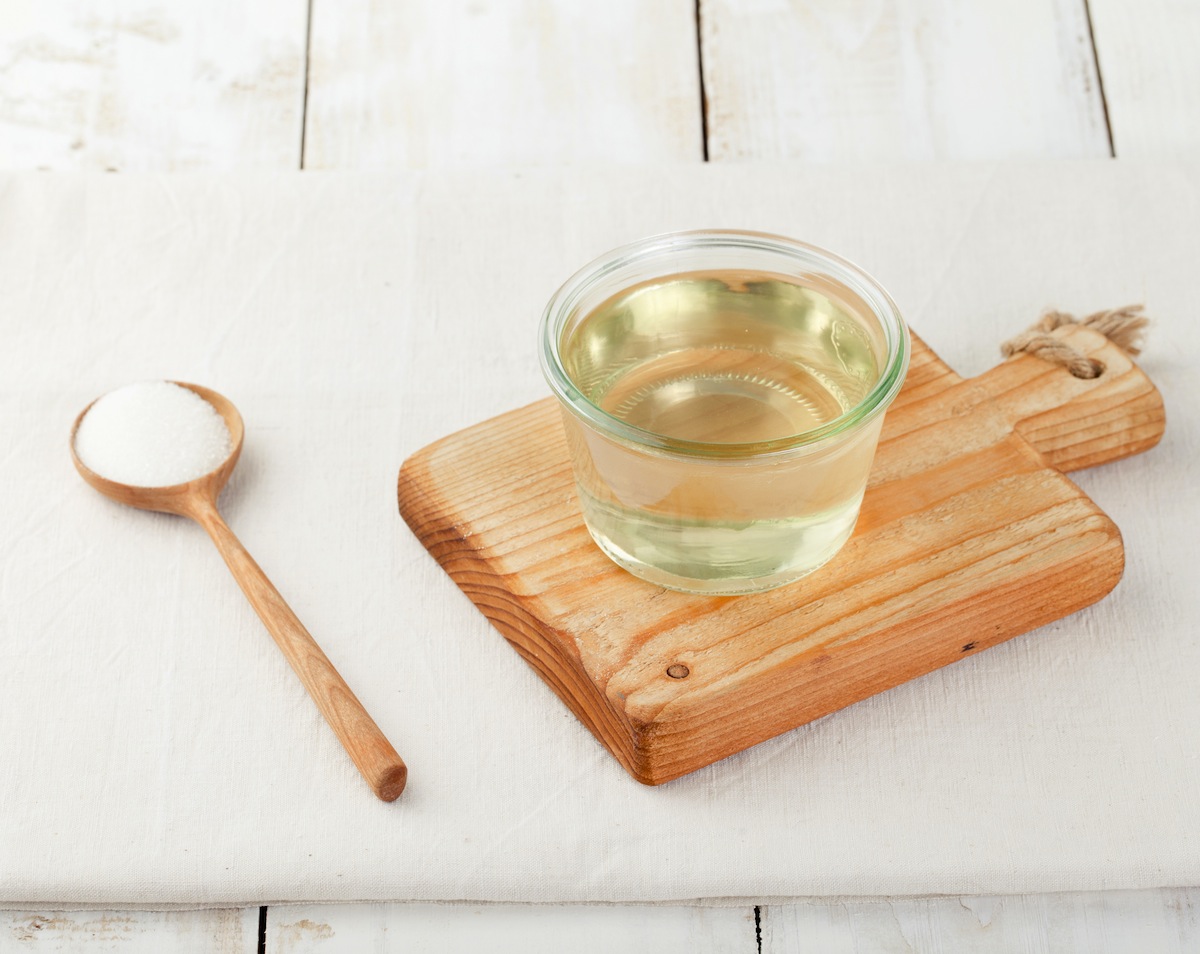 Come fare in casa lo sciroppo di zucchero per i cocktail