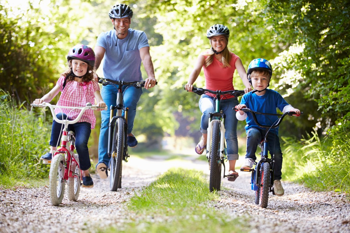 Sport per tutta la famiglia: le attività più complete da fare con i figli in estate