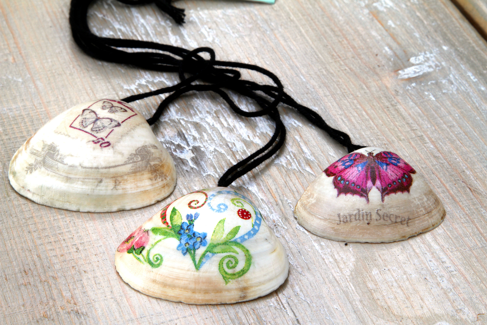 Idee creative per le conchiglie, come fare dei gioielli con il decoupage