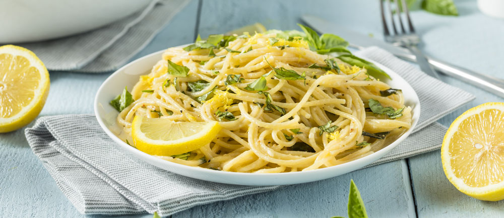 Spaghetti veloci e sfiziosi, la ricetta con scamorza fresca e limone