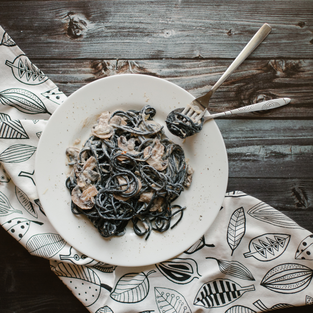 Tagliolini al caffè con funghi trifolati al limone