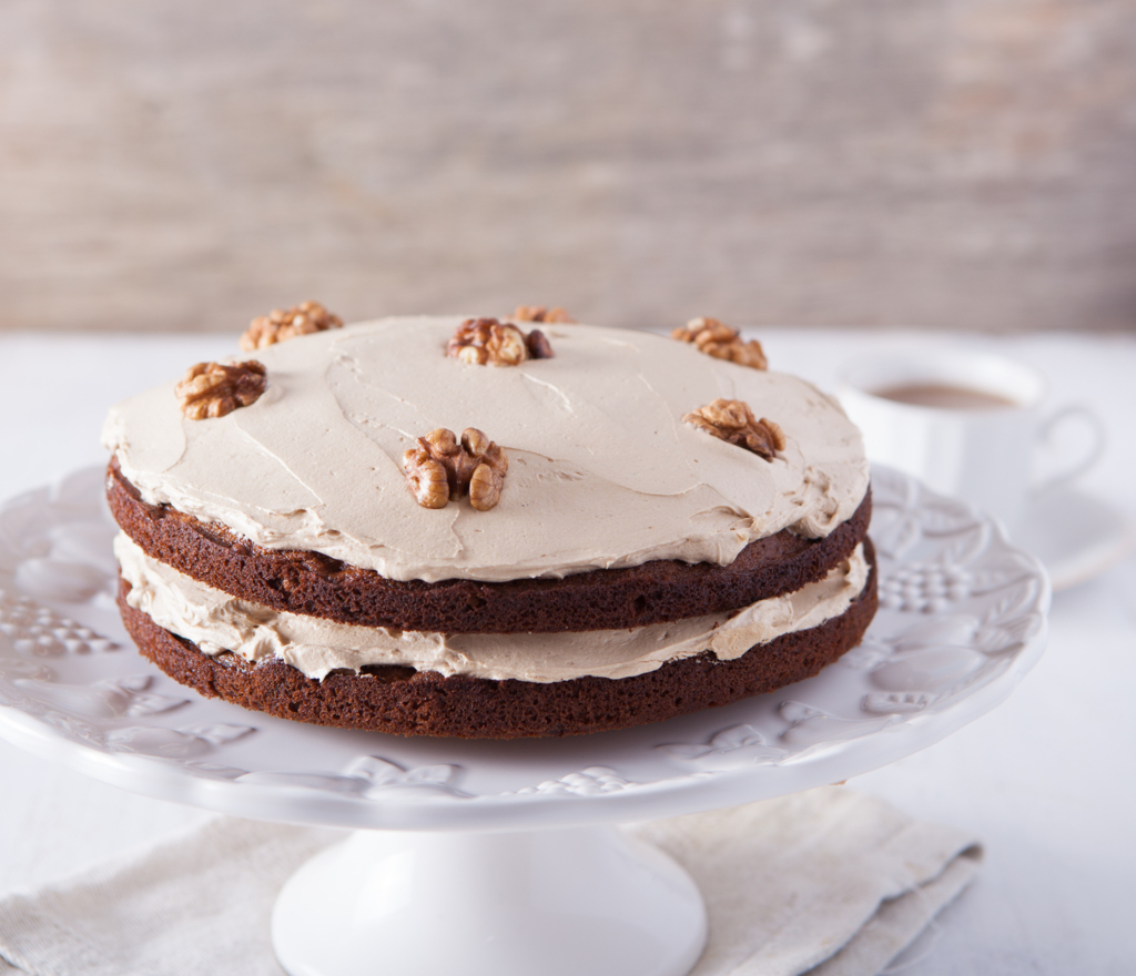 Torta a strati alle noci e caffè con crema al mascarpone