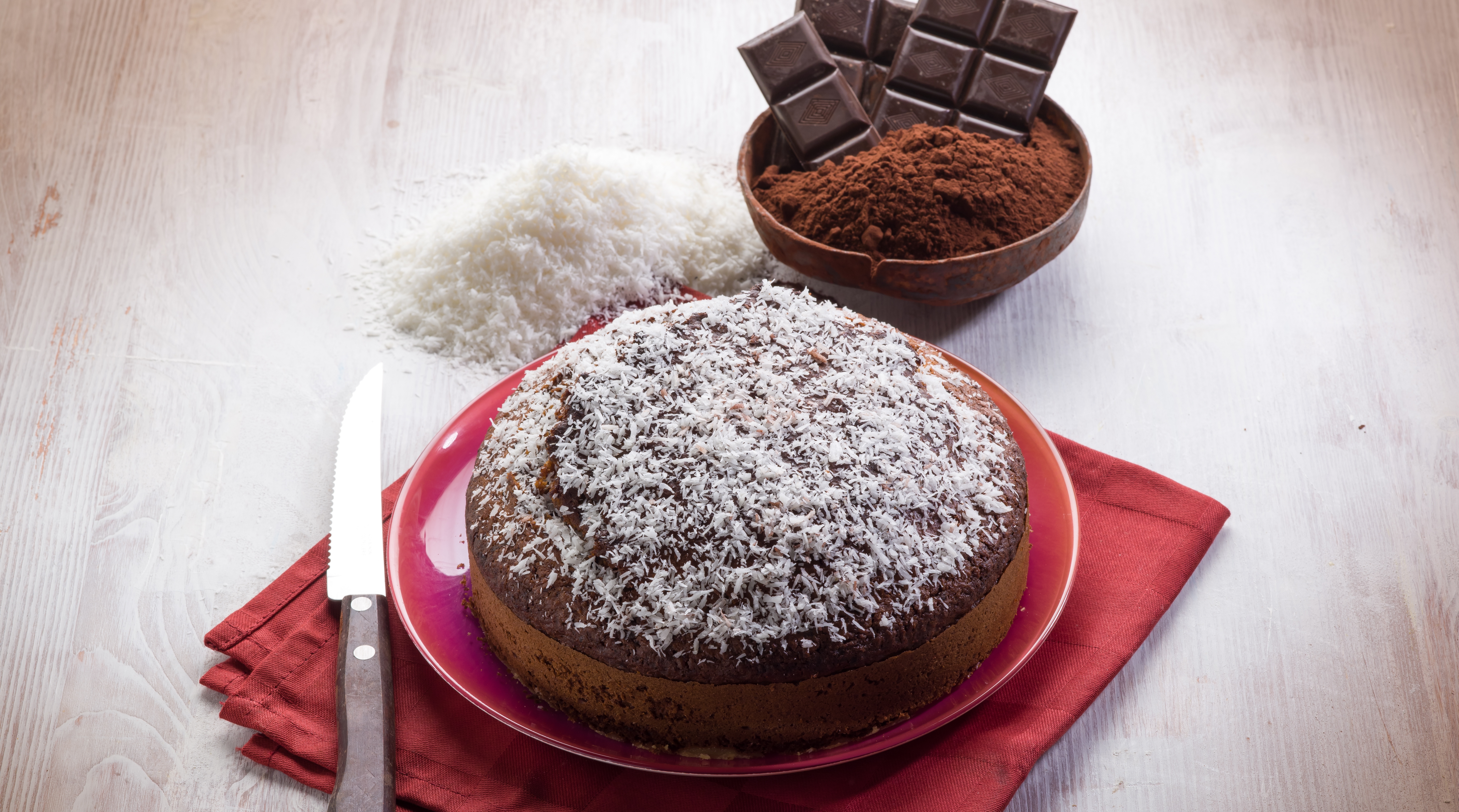 Torta di cioccolato con il cuore di cocco, la ricetta gustosa e delicata