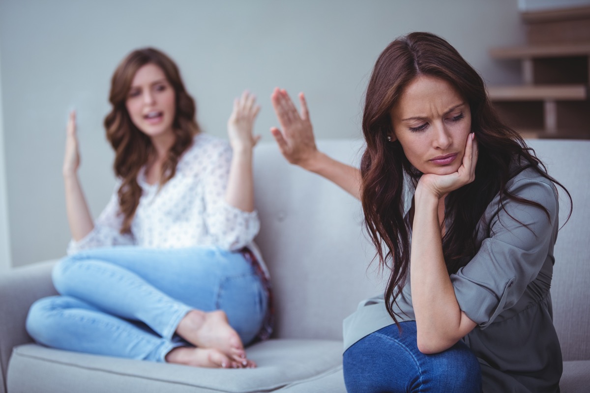 Cosa fare se un'amica ti tradisce: le 5 regole per affrontare la delusione