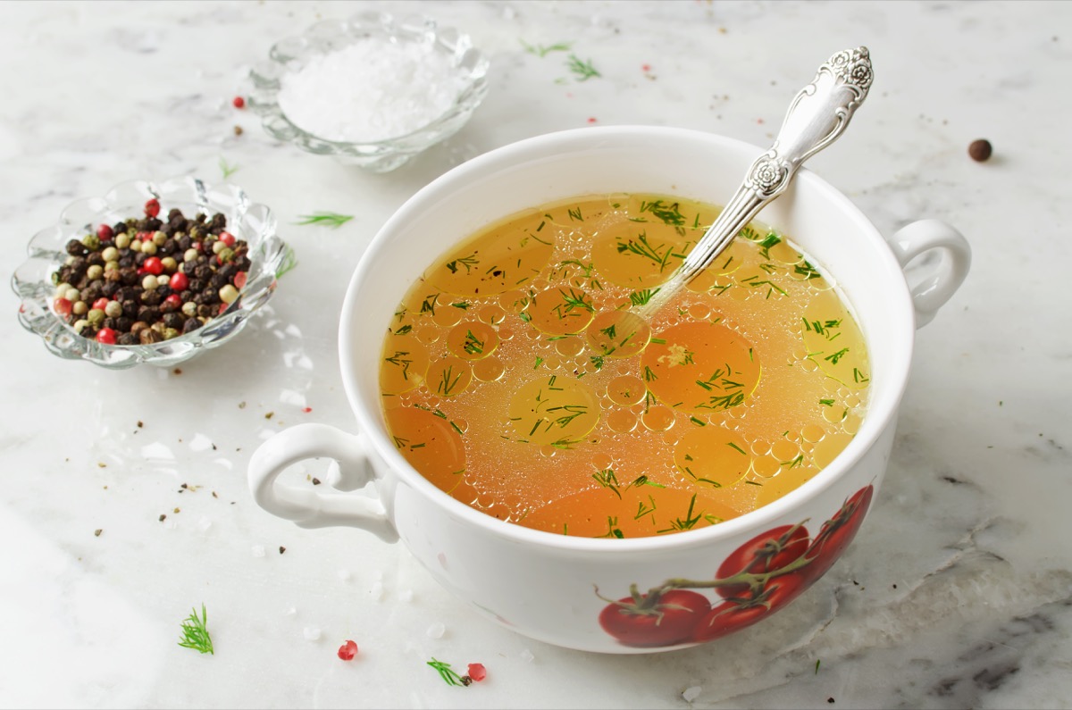 Brodo di pollo, la ricetta della nonna di un classico della cucina