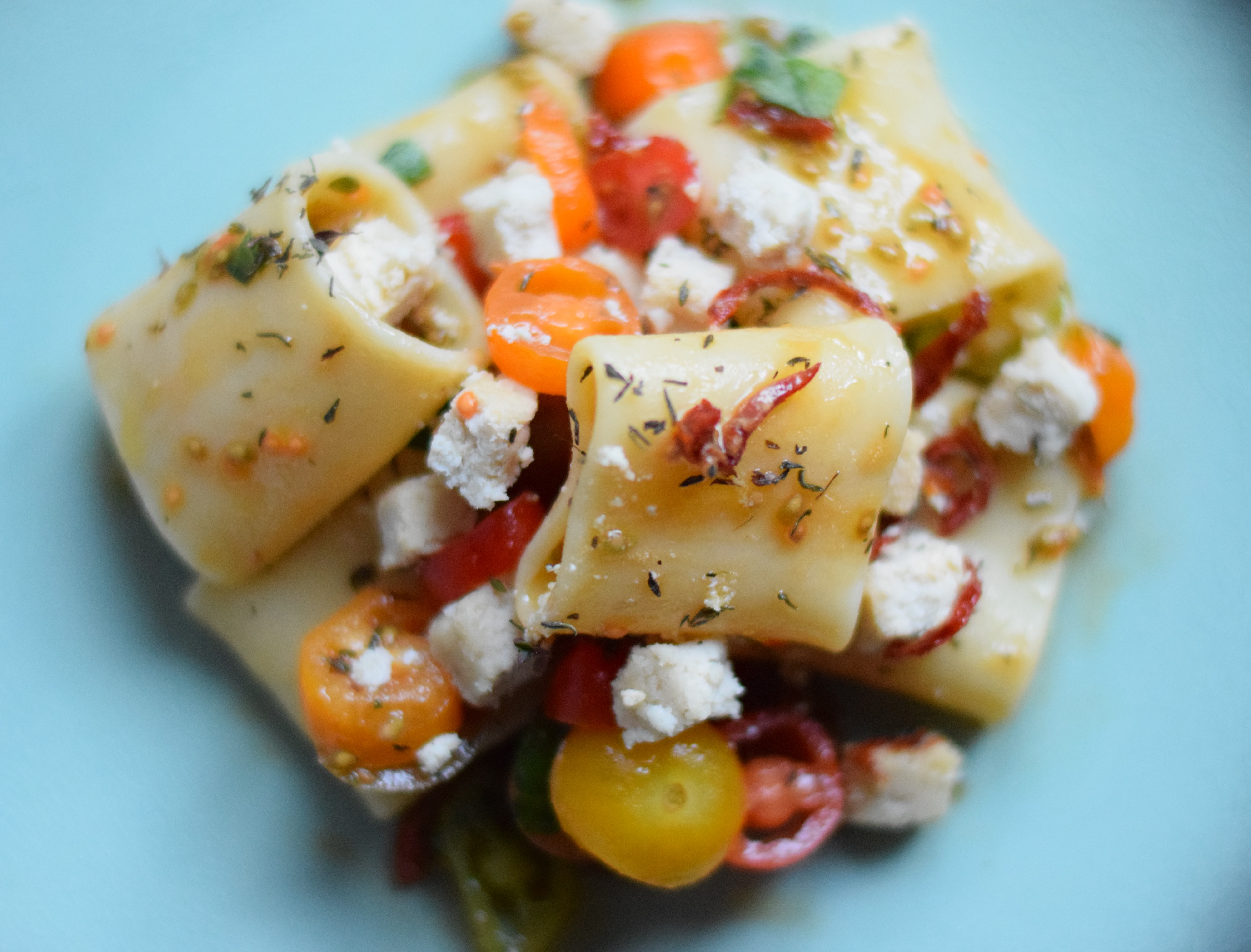 MEZZI_PACCHERI_CON_POMODORINI_E_CICIONI.JPG
