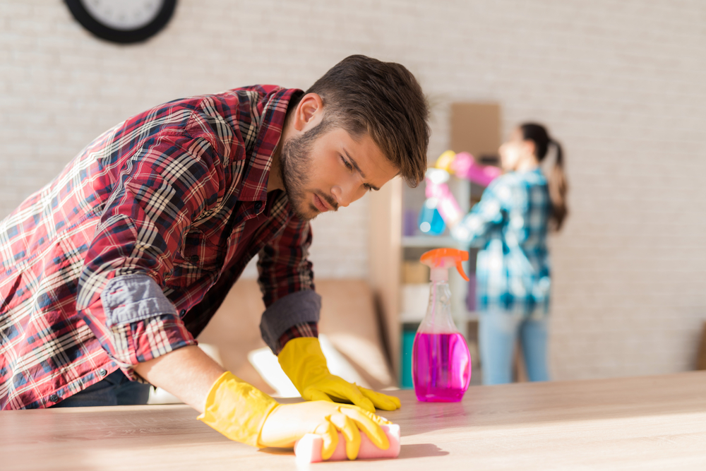 10 cose da fare per sopravvivere alle pulizie se sei uno studente fuorisede appena trasferito