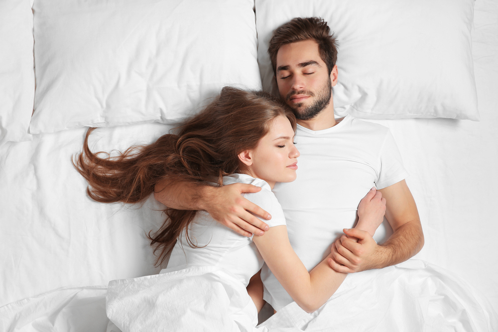 Amore duraturo, le posizioni in cui dormire svelano il futuro della coppia