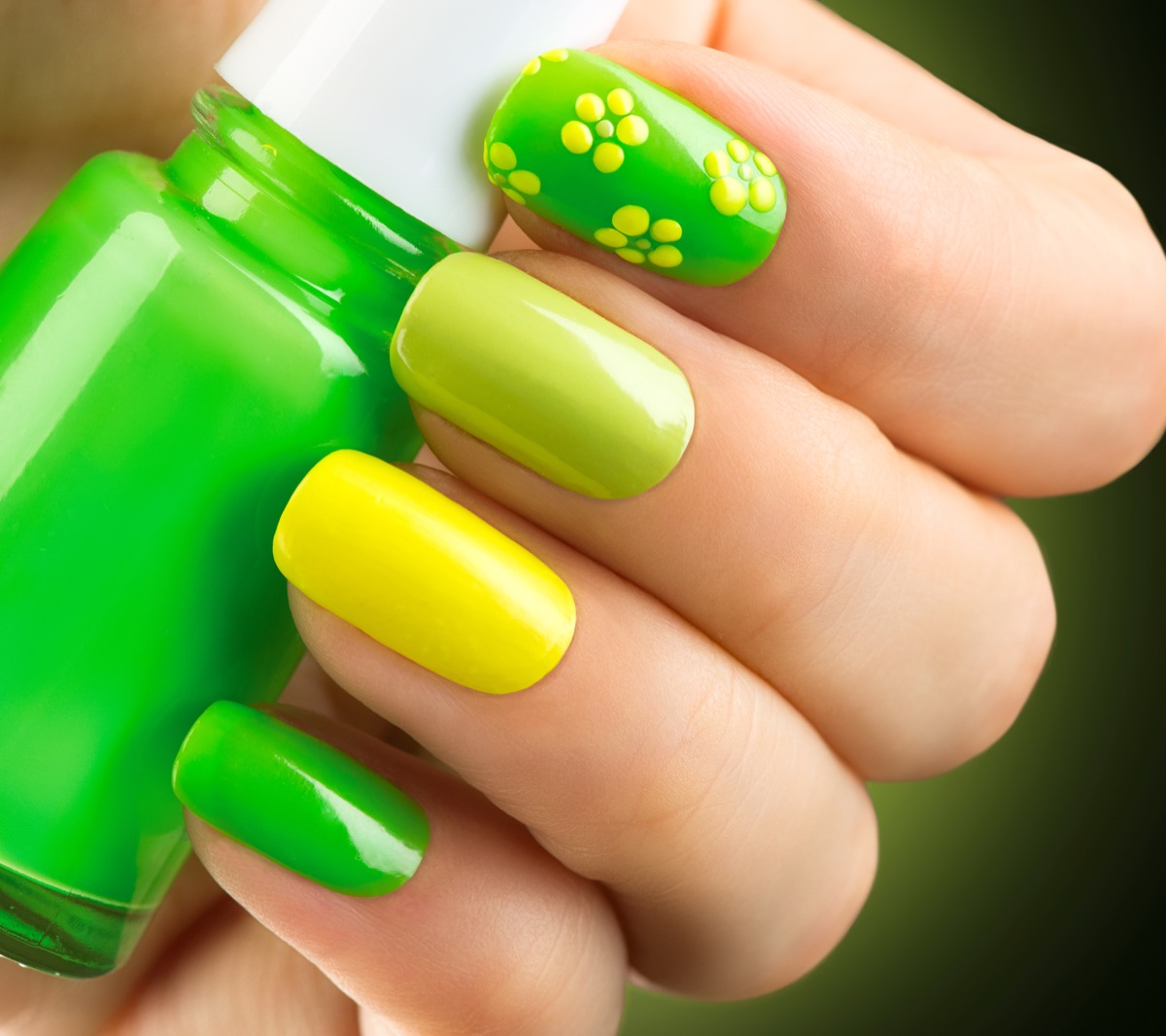 Decorazioni-unghie-2018-nail-art-primavera-1.jpg