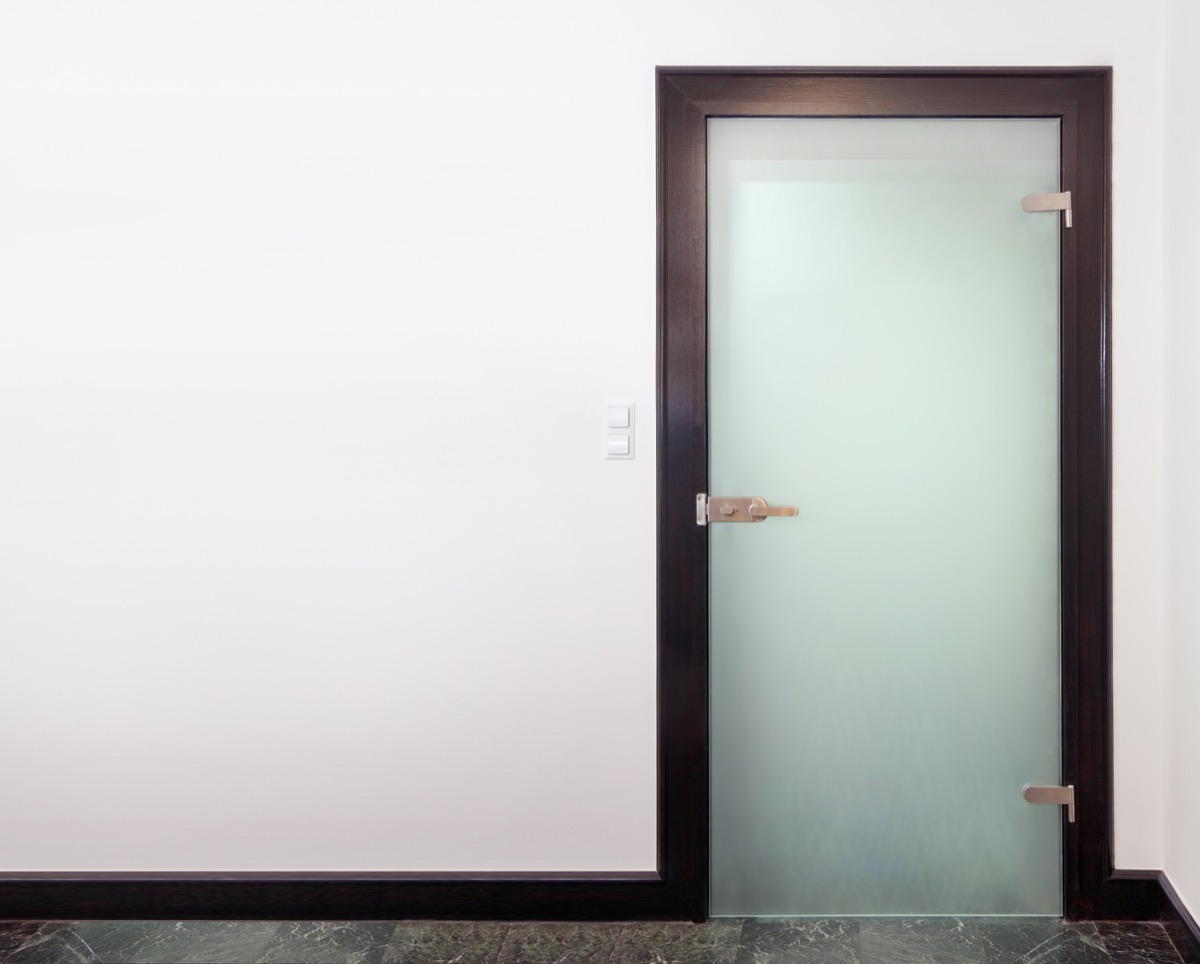 Come pulire i vetri satinati delle porte per averli luminosi e igienizzati