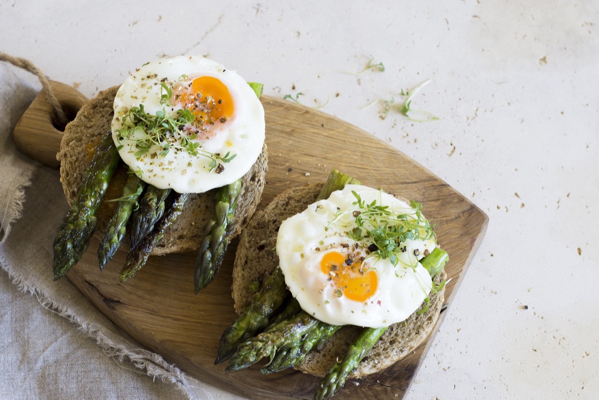 Asparagi e uova al forno, la ricetta con e senza patate
