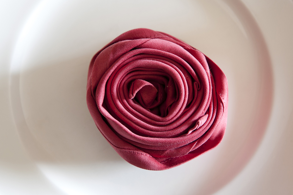 Rose di stoffa facili, come farle con il nastro o il tessuto
