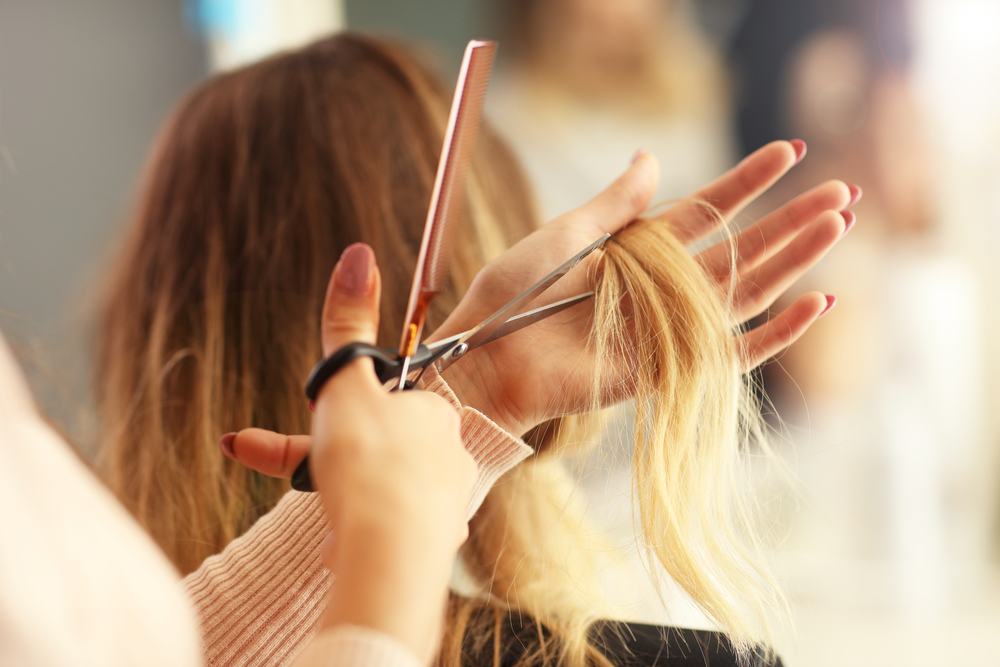 Psicologia, perché tagliare i capelli può far bene all’umore?