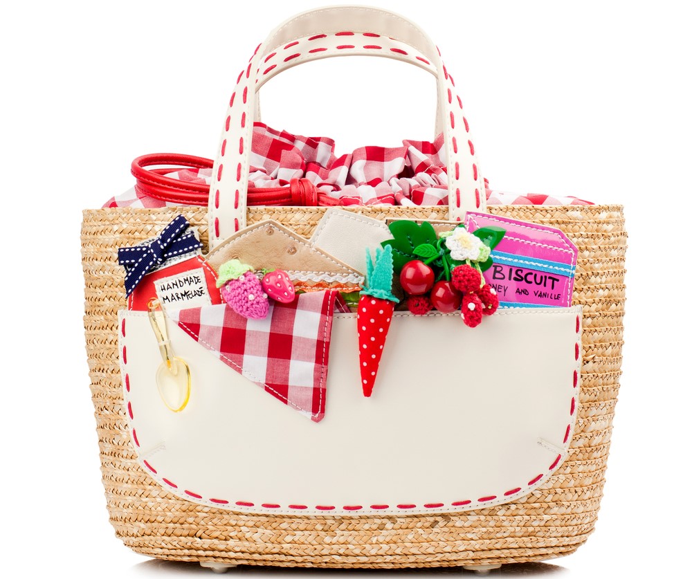 Personalizzare una borsa di paglia con nastri e stoffe, 5 idee particolari