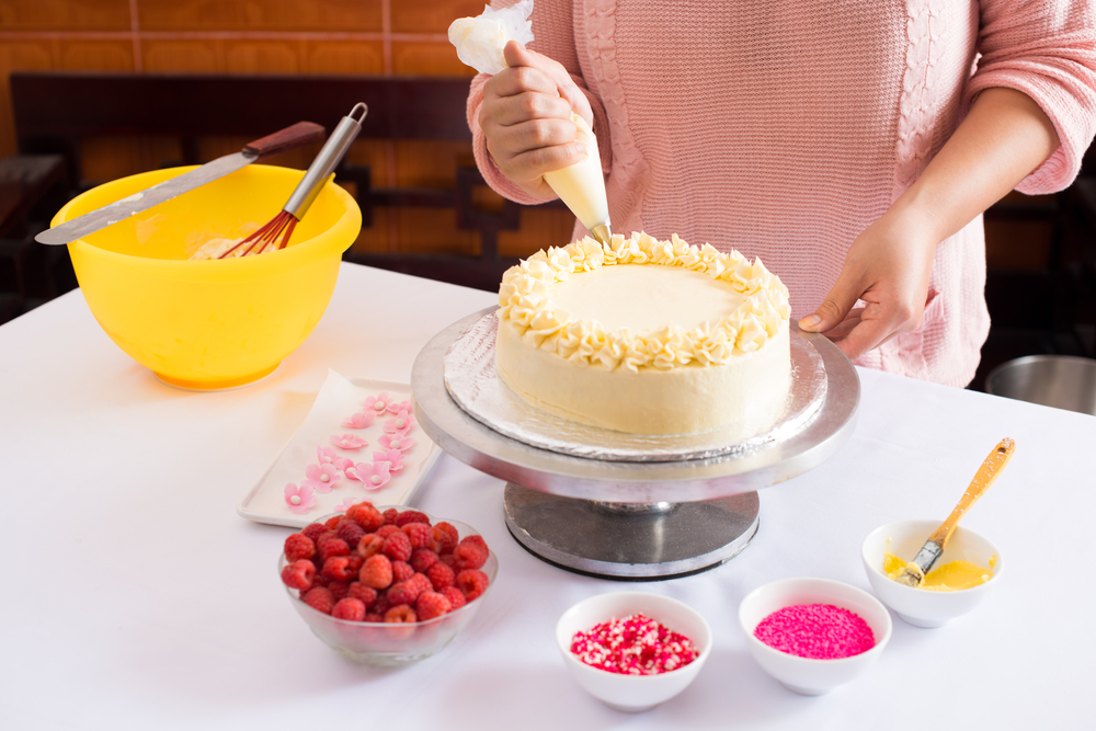 Come decorare una torta con la panna, gli strumenti e le tecniche di base