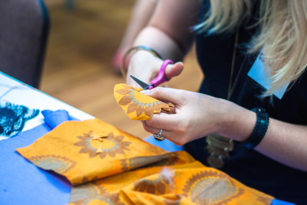 Come decorare una maglietta con il decoupage con la stoffa