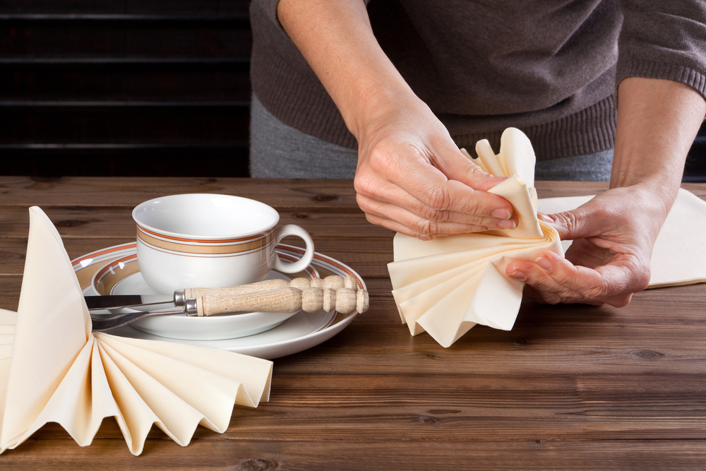 Come piegare i tovaglioli: i tutorial per decorare la tavola in modo creativo
