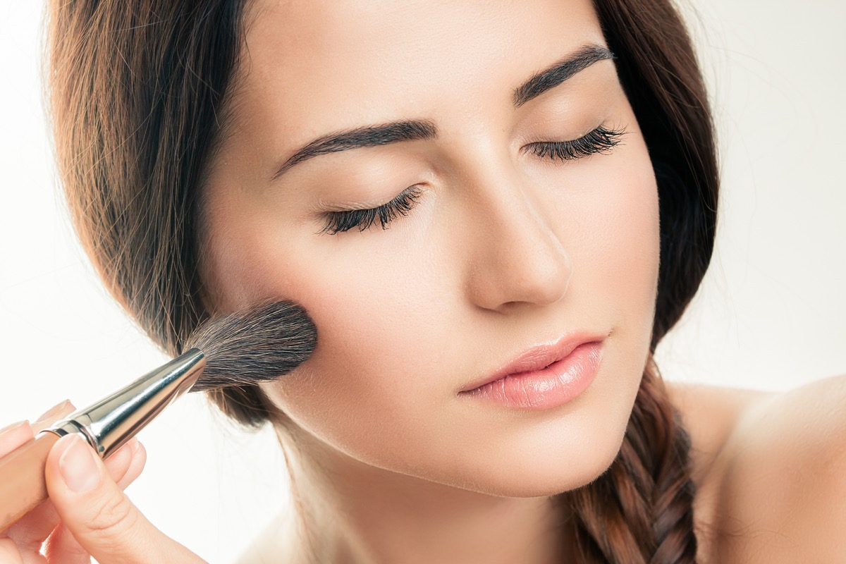 Trucco per viso tondo col tutorial per armonizzare i lineamenti