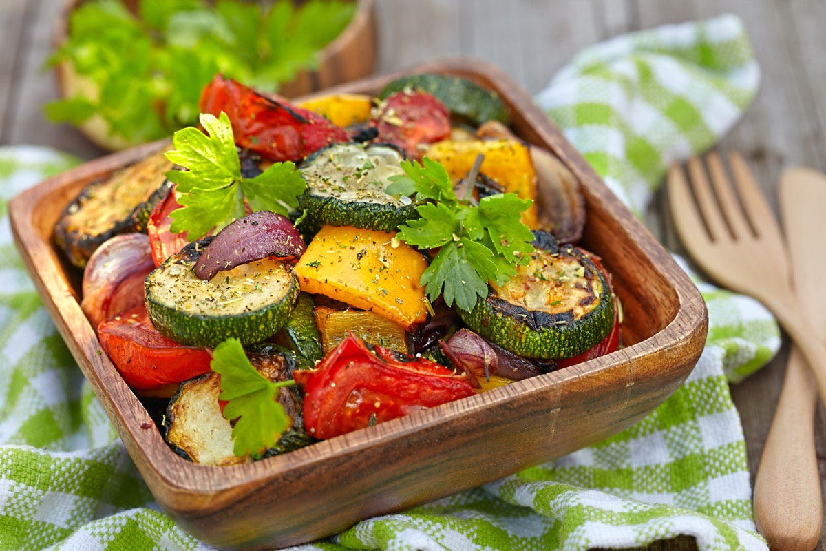 La ricetta della peperonata con melanzane e zucchine da provare