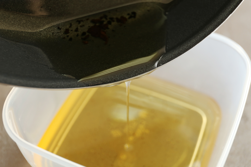 Come smaltire l'olio fritto per non inquinare