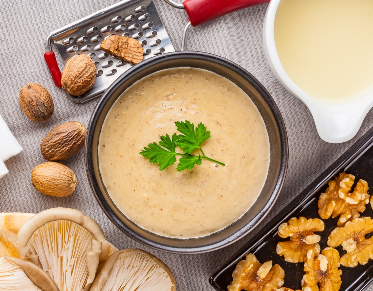 Come si prepara il pesto alle noci per un condimento superbo