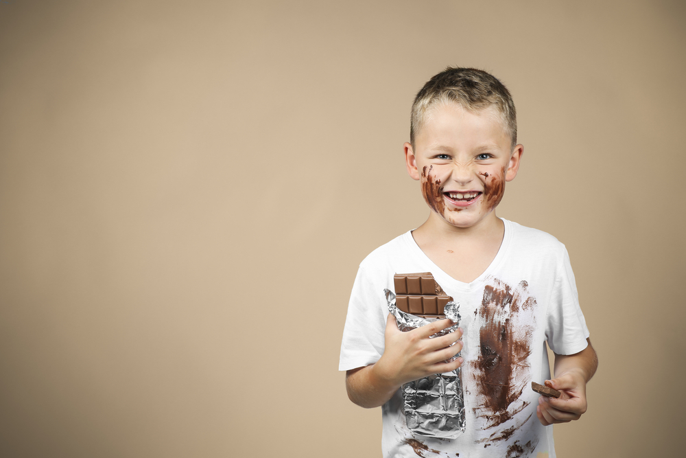 Come togliere le macchie di cioccolata dai vestiti