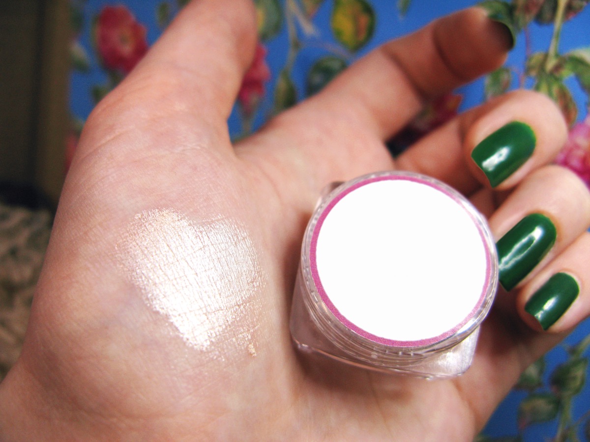 Come fare una nail art con ombretto col video tutorial facile