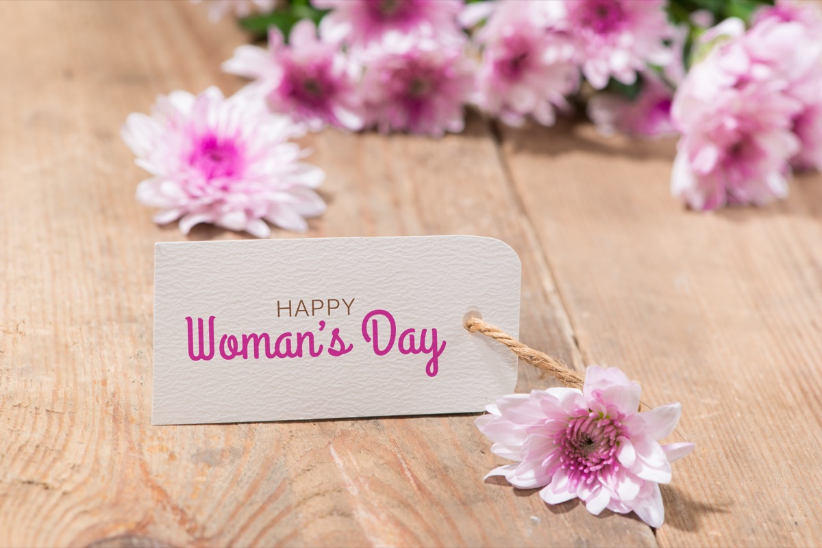 Auguri per l'8 marzo: le frasi più belle per la giornata delle donne