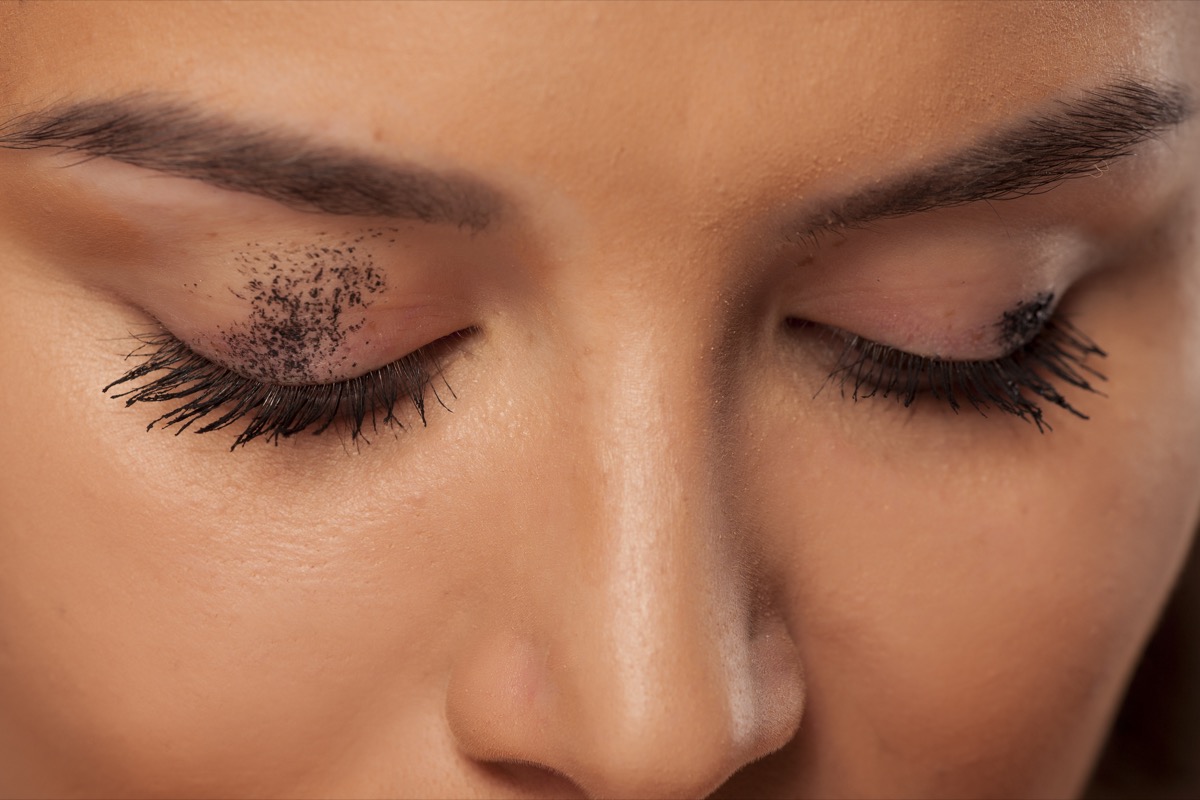 Macchie di mascara: i rimedi per correggere il trucco