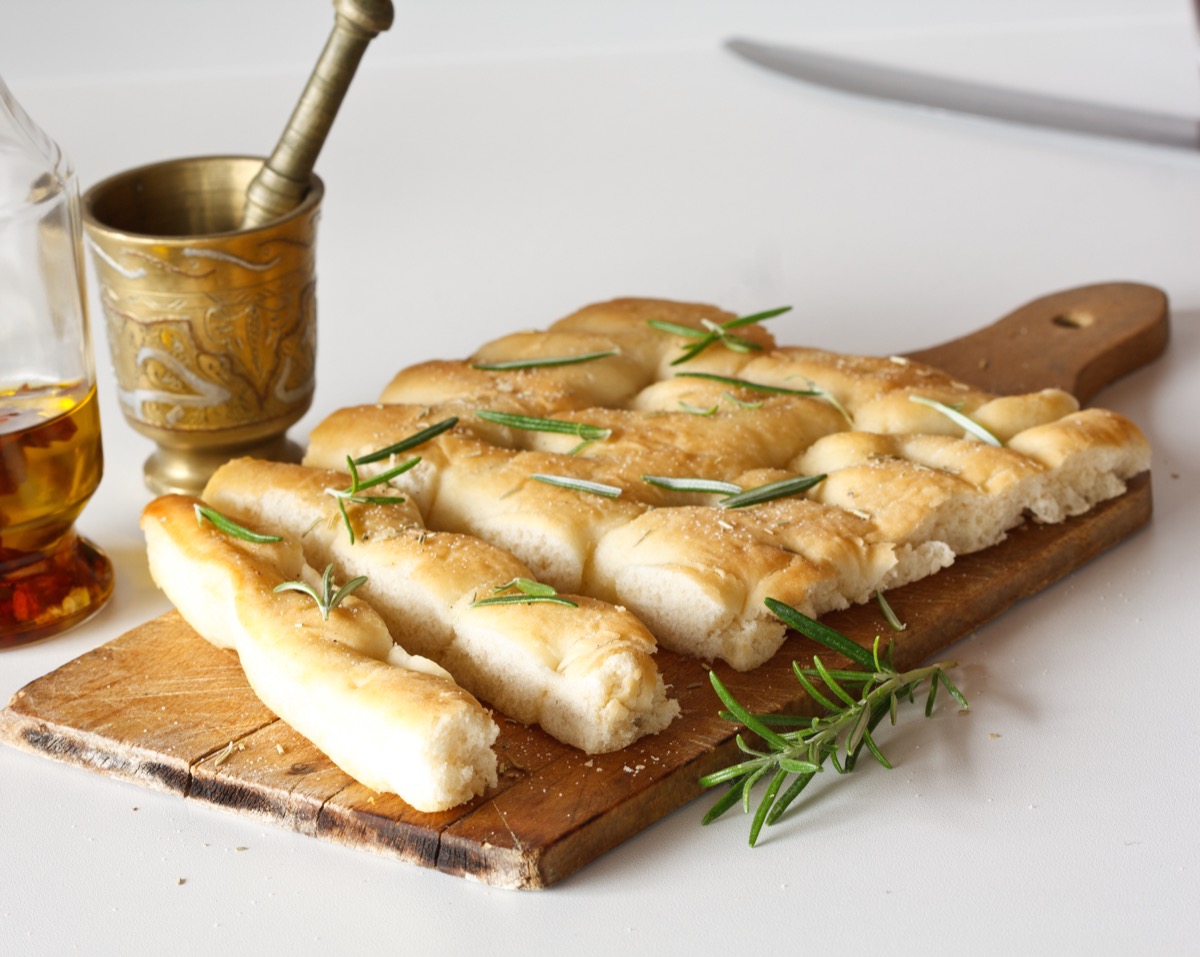 Focaccia genovese morbida: i trucchi della nonna per farla perfetta