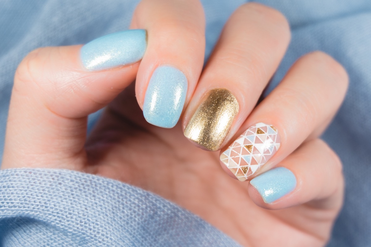 Nail-art-decorazioni-colori-chiari-1_0.jpg