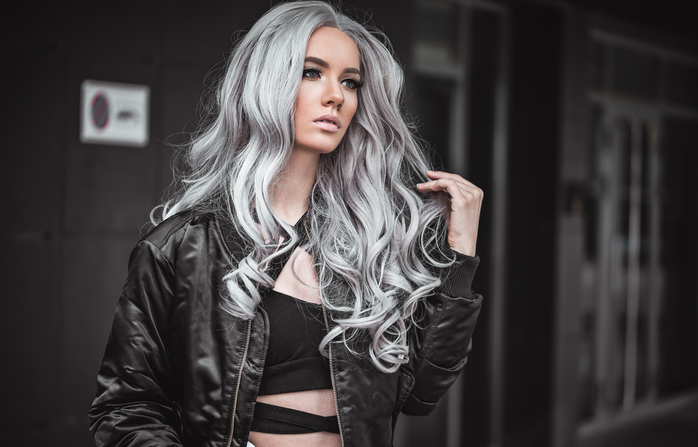 I capelli grigi sono tornati di moda: guida al colore