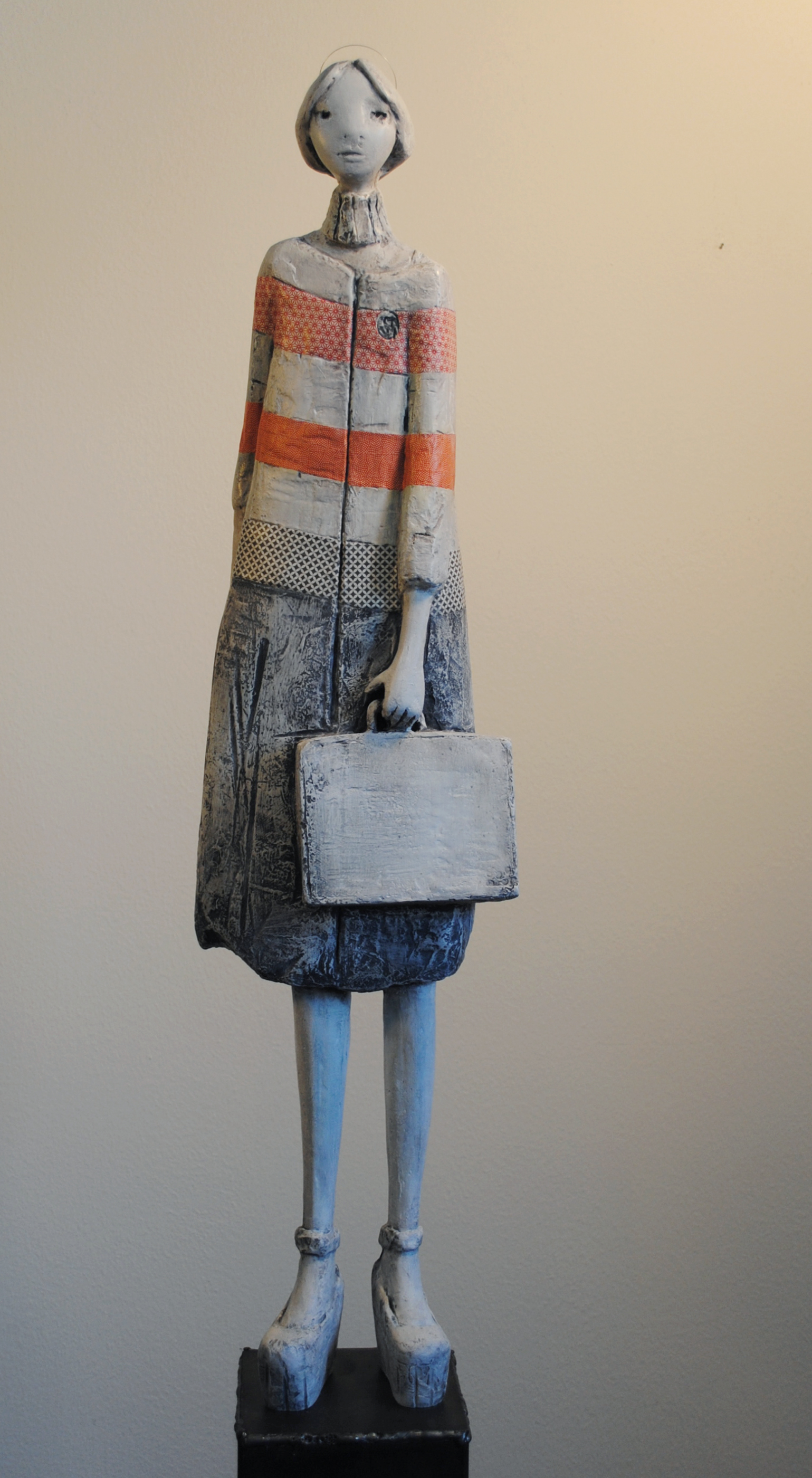 Santa_Sara_la_Nera_LeSante_2015_resina_patinata_91x21x13cm_base_ferro_legno_bruciato_foglia_doro_h_80_cm.jpg