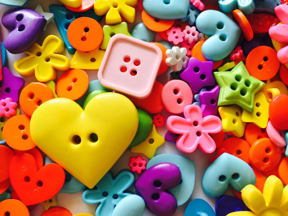 Come realizzare anelli fai da te con i bottoni
