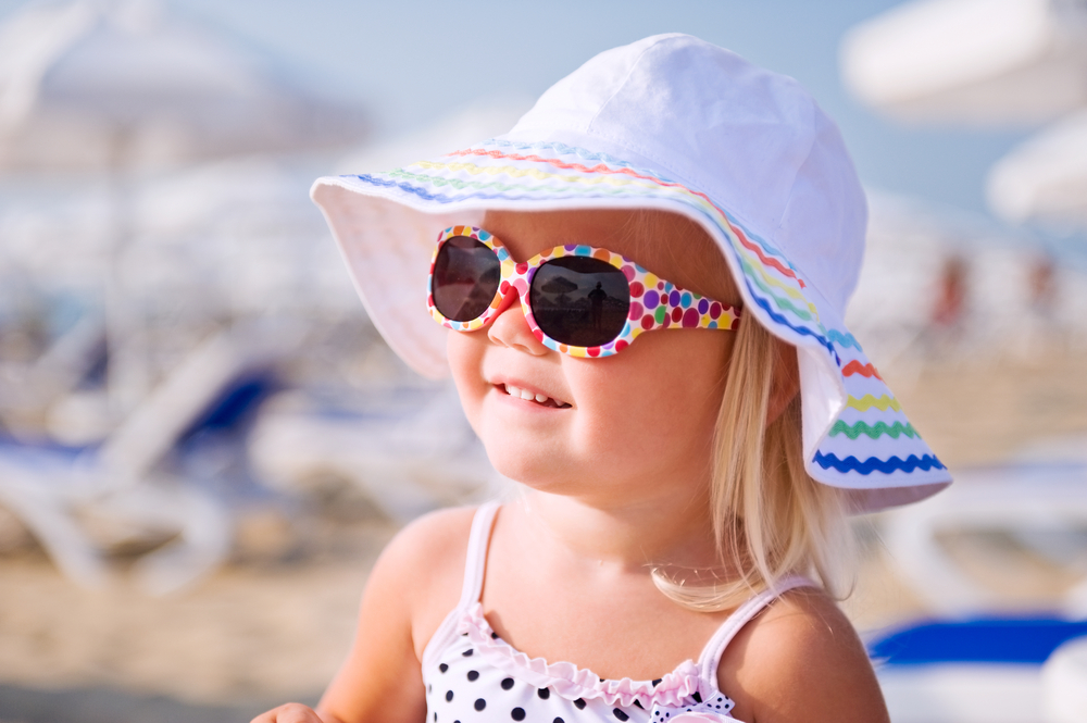 Come scegliere gli occhiali da sole per proteggere gli occhi dei bambini