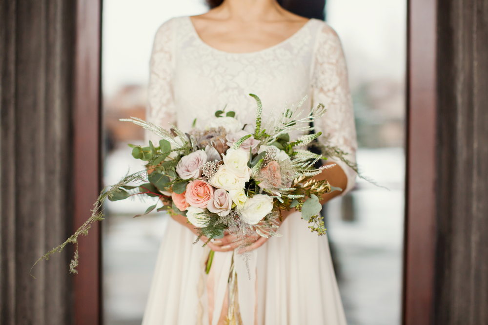 Bouquet sposa messy: 15 foto con i mazzi asimmetrici di tendenza