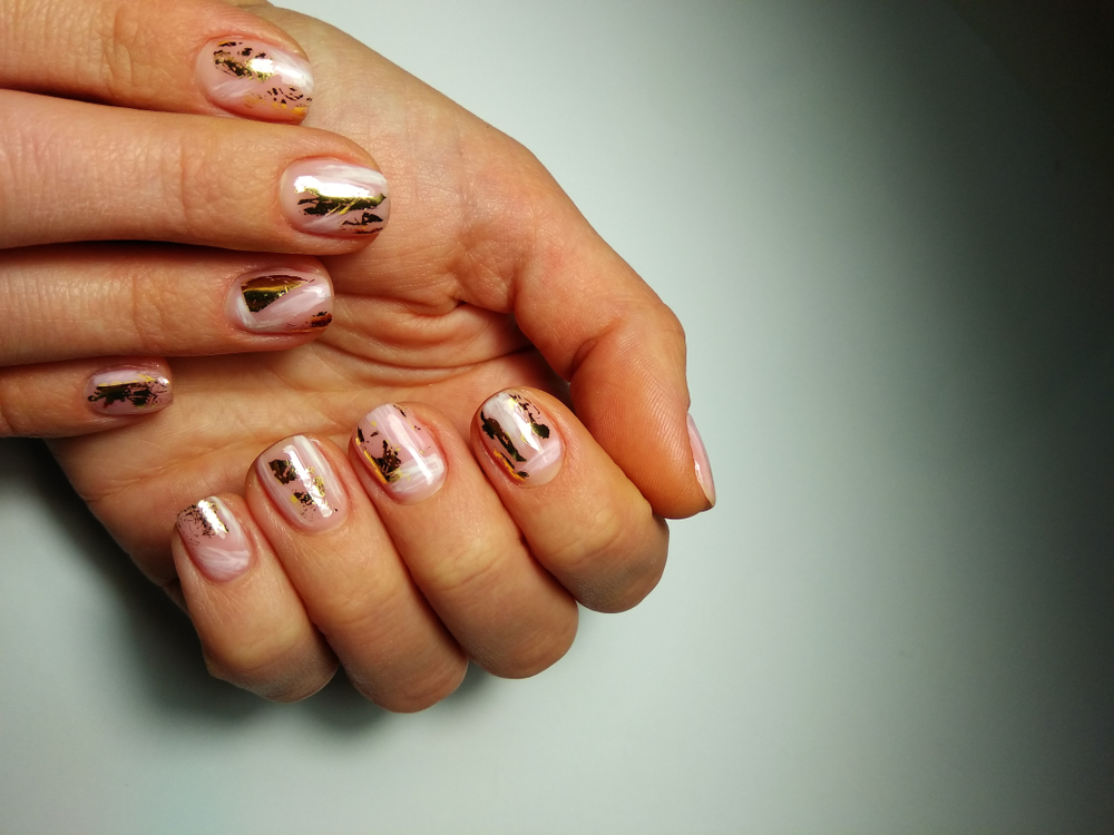 Nail art con dettagli gold: idee luminose per l’estate 2019