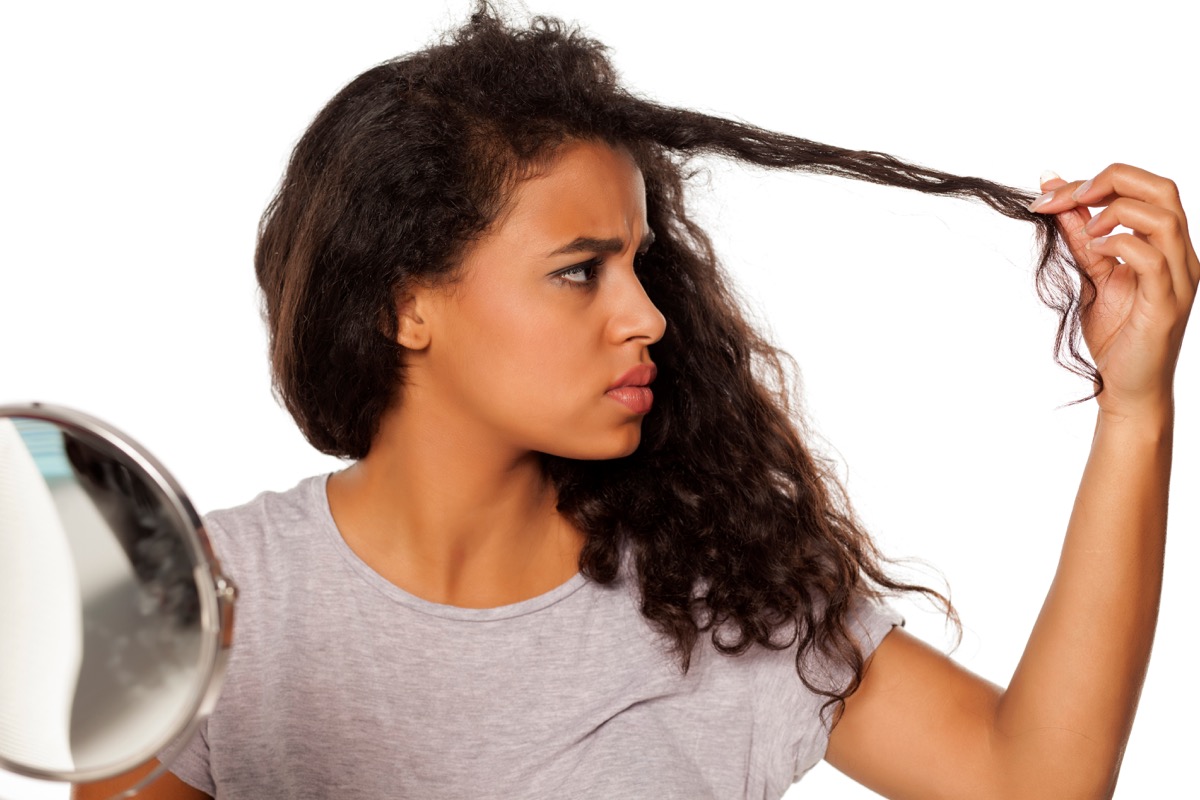 Capelli ricci che si allisciano: le cause e i rimedi naturali da provare