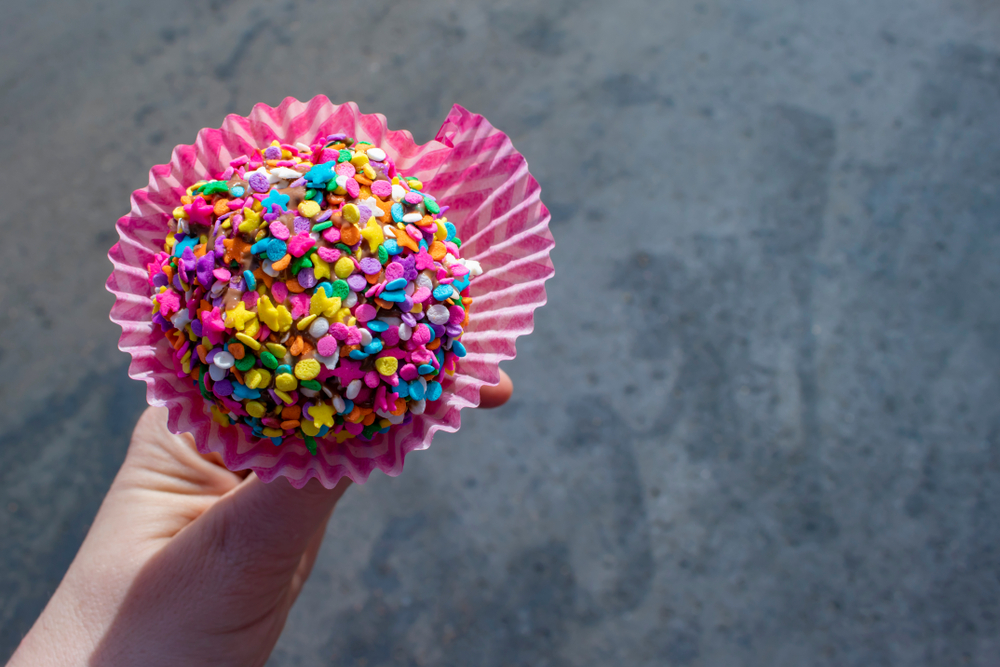 Cake pops arcobaleno, la ricetta per stupire i bambini