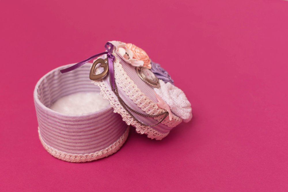 Scatola Portagioielli Elizabeth In Pelle Mele & Co, Colore Crema, Con Cassetti, Specchio E Ganci, 28x18x17 Cm
