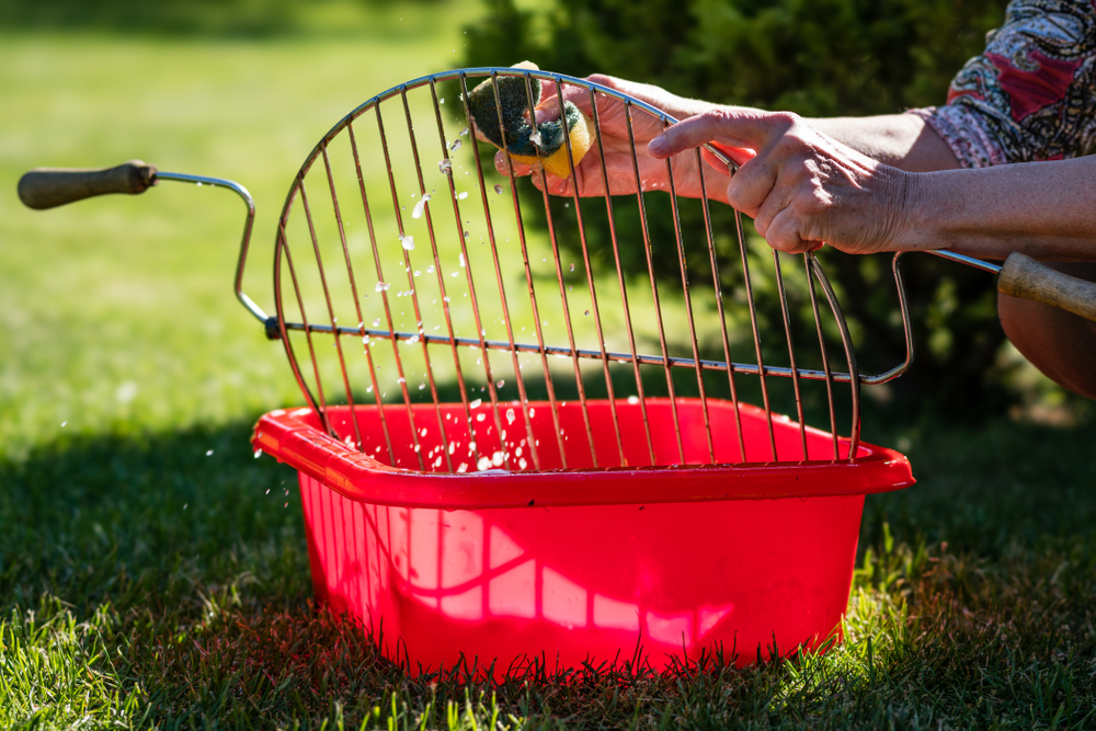 Griglie del barbecue incrostate: come pulirle in pochi minuti