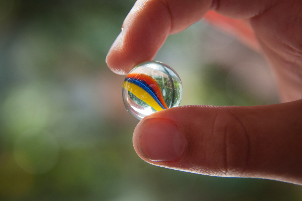 Come realizzare una pista delle biglie sulla sabbia