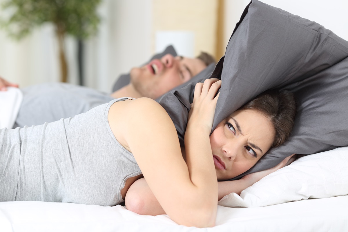 Partner che russa: come gestire la situazione senza drammi
