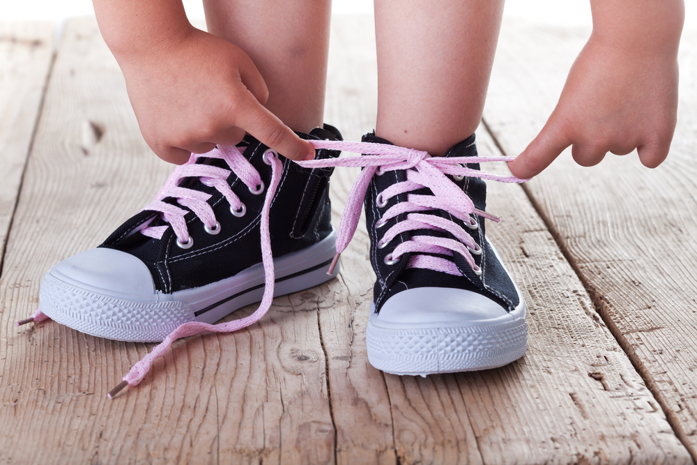 Allacciare le scarpe: 2 modi per aiutare i bambini ad imparare