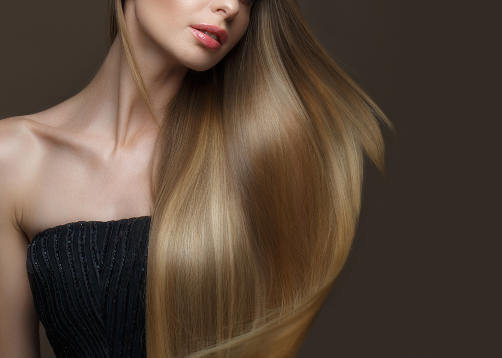 4 modi per stirare i capelli senza piastra