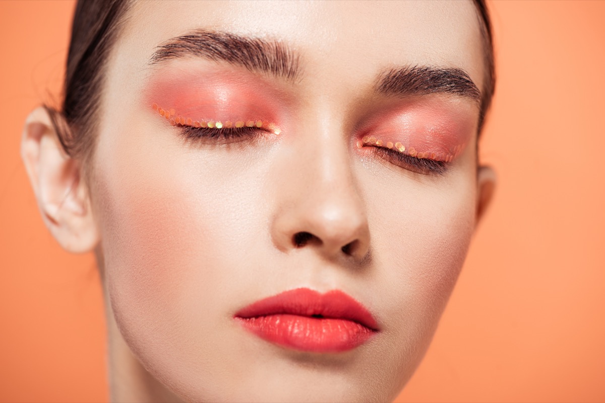 Trucco monocromatico: in cosa consiste e come realizzarlo